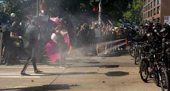 სიეტლში პოლიციასა და რასიზმის საწინააღმდეგო დემონსტრაციის მონაწილეებს შორის დაპირისპირება მოხდა