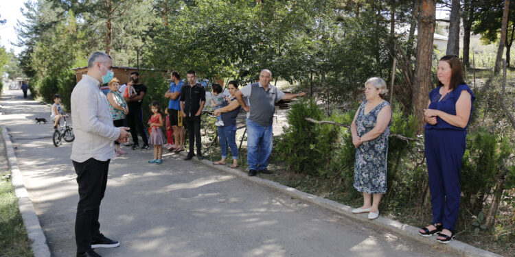 ბესარიონ სიმონიშვილი ბორჯომსა და ახალციხეში დევნილ ოჯახებს შეხვდა