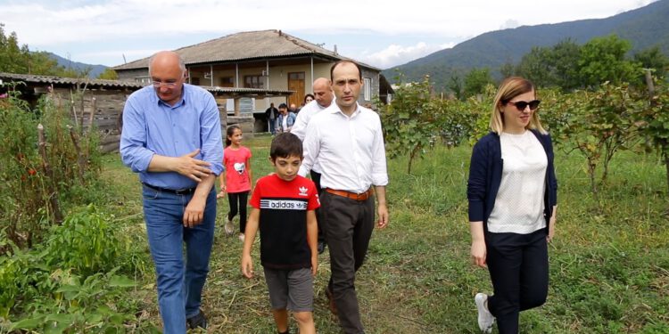 ლევან დავითაშვილი, სოფელ ფშაველში, მევენახე მალხაზ პავლიაშვილს ესტუმრა და რთველში მიიღო მონაწილეობა