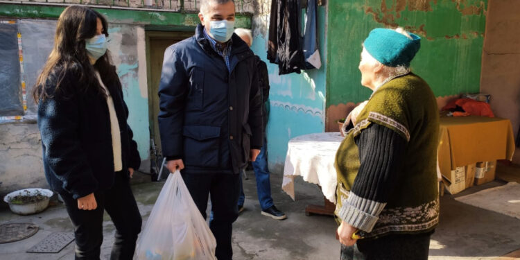 დავით ბაქრაძე დეპუტატის უფლებამოსილების შეწყვეტამდე დარიცხული ხელფასით გაჭირვებულ ოჯახებს დაეხმარება