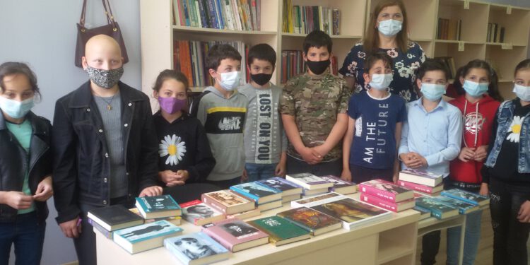„წიგნიერების აქცია“ ადიგენის მუნიციპალიტეტში — ბავშვთა დღესთან დაკავშირებით პარლამენტარმა ანტონ ობოლაშვილმა რამდენიმე სკოლას წიგნები აჩუქა