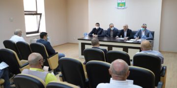 ბორჯომში მცხოვრები დევნილების განსახლების საკითხზე მშენებლებთან შეხვედრა გაიმართა