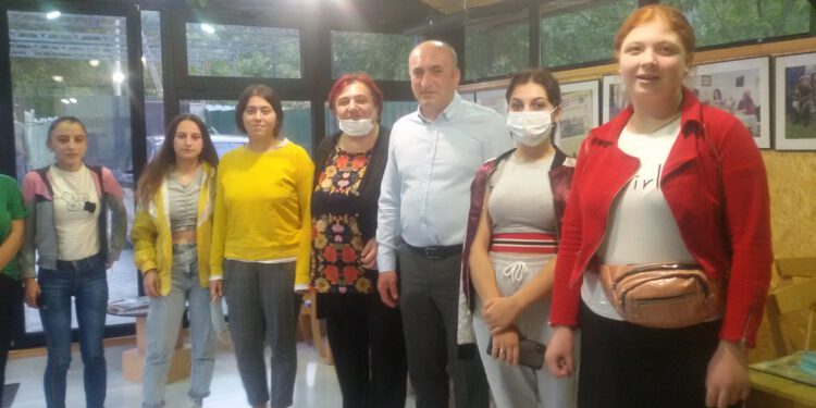 ბორჯომის საკრებულოს თავმჯდომარის მოვალეობის შემსრულებელი კურორტ ახალდაბის მედიაკაფეში ახალგაზრდებს შეხვდა