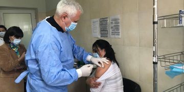 ვაქცინაციის მარათონის ფარგლებში ამირან გამყრელიძემ ბაკურიანში რამდენიმე მოქალაქე თავად აცრა