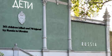 ქართველმა არტისტებმა ვენეციის ბიენალეს რუსეთის პავილიონს “ДЕТИ” (ბავშვები) დააწერეს