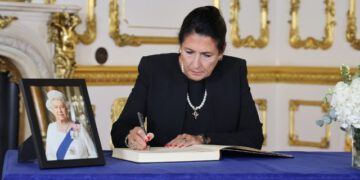 პრეზიდენტი — ეს ისტორიის ის გვერდია, რომელიც იხურება, ისტორიის დიდი გვერდი, რომელიც დედოფალმა ელისაბედ II-მ ძალიან ცოცხალი გახადა