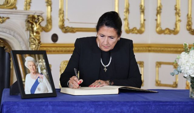 პრეზიდენტი — ეს ისტორიის ის გვერდია, რომელიც იხურება, ისტორიის დიდი გვერდი, რომელიც დედოფალმა ელისაბედ II-მ ძალიან ცოცხალი გახადა