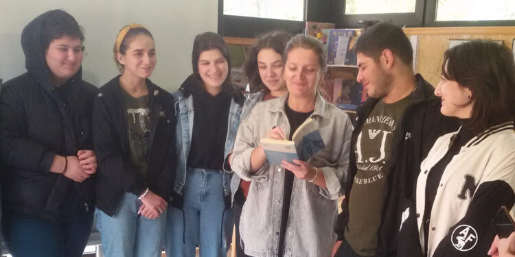 ახალდაბის მედიაკაფეში ახალგაზრდებმა მწერალ სალომე ბენიძეს უმასპინძლეს