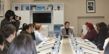 ახალდაბის გენდერმედიაცენტრის მოსწავლეები ქალ პოლიტიკოსს, ანა ნაცვლიშვილს, პარლამენტში ესტუმრნენ