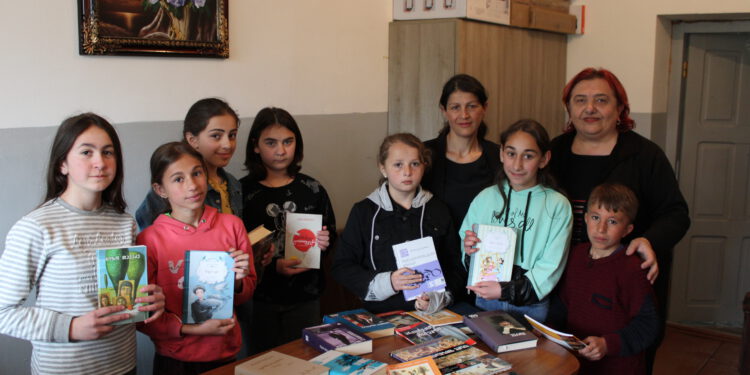 წიგნიერების აქცია ადიგენში და მაჟორიტარი დეპუტატის საჩუქარი სკოლებს