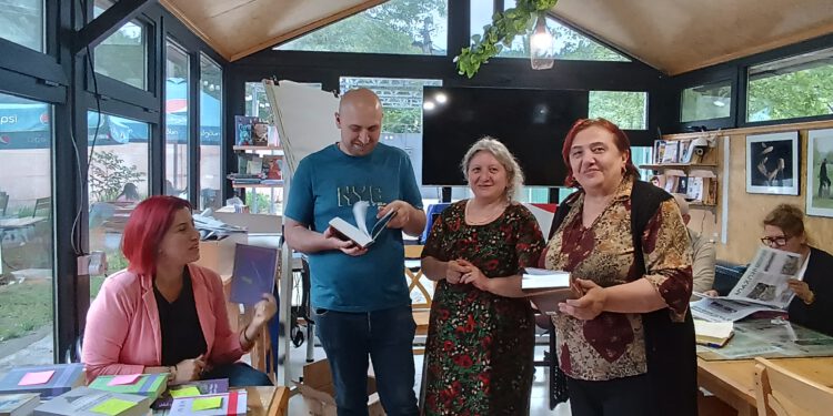 ახალდაბის მედიაკაფე „ლუტრეზი“-ში წიგნების საქველმოქმედო აქცია მიმდინარეობს, ახალგაზრდა ჟურნალისტის სიცოცხლის გადასარჩენად!