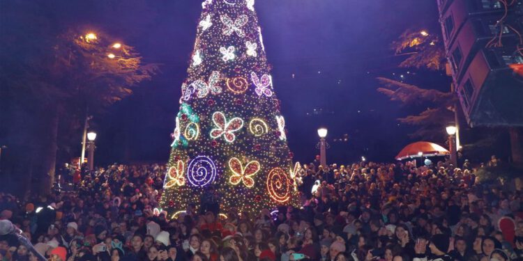 ბორჯომში, მერაბ კოსტავას სახელობის სკვერში, მთავარი ნაძვის ხე და საახალწლო ილუმინაციები საზეიმოდ აინთო