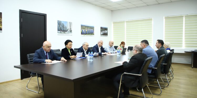 სოციალურად დაუცველი, მრავალშვილიანი  ოჯახების განსახლების პროგრამასთან დაკავშირებით კომისიის სხდომა გაიმართა