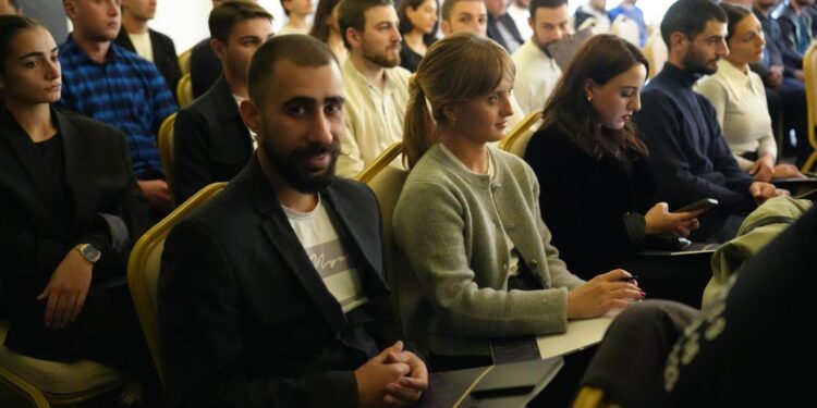 ,,ქართული ოცნების“ საარჩევნო კამპანიის ფარგლებში ანტონ ობოლაშვილი ბორჯომის მუნიციპალიტეტში მცხოვრებ ახალგაზრდებს შეხვდა (R)