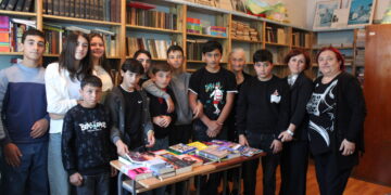 წიგნიერების კვირეულის ოთხწლიანი აქციის ფარგლებში  სამცხის მაჟორიტარმა დეპუტატმა, ანტონ ობოლაშვილმა, 110 სკოლას საჩუქრად  მაღალი დონის მხატვრული ლიტერატურა გადასცა