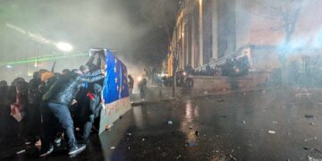 საქართველოს მთავრობის მიერ ევროკავშირთან ურთიერთობების შეჩერების გადაწყვეტილებას ხალხის პროტესტი მოჰყვა