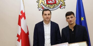 23-წლამდელთა ევროპის ჩემპიონს, დიმიტრი ხაჩიძეს, რწმუნებულის ადმინისტრაციაში შეხვედრა მოუწყვეს და ფულადი ჯილდო გადასცეს