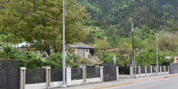 დაბა ახალდაბაში, ბორჯომის ქუჩაზე, ცენტრალურ გზაზე მდებარე ღობეების რეაბილიტაცია დასრულდა