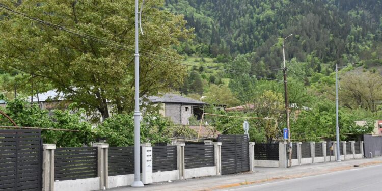 დაბა ახალდაბაში, ბორჯომის ქუჩაზე, ცენტრალურ გზაზე მდებარე ღობეების რეაბილიტაცია დასრულდა