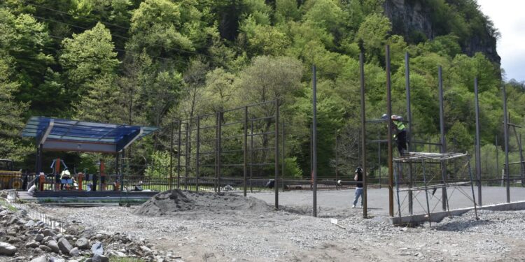 ტიმოთესუბანში სპორტული მოედნის და დასასვენებელი სივრცის მოწყობა მიმდინარეობს