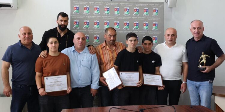 მკლავჭიდის ევროპის ჩემპიონატში მონაწილე წარმატებულ ბორჯომელ სპორტსმენებს ადგილობრივი ხელისუფლების ხელმძღვანელებმა მადლობის სიგელები გადასცეს