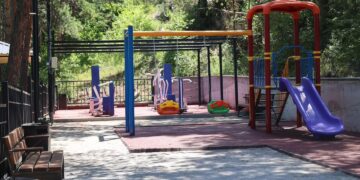 ბორჯომში ახალი სკვერი, ფანჩატური და ბავშვთა გასართობი სივრცე მოეწყო