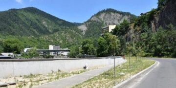 ბორჯომში მდინარე მტკვრის ნაპირსამაგრი კედლის რეაბილიტაციის პროცესი დასკვნით ეტაპზეა