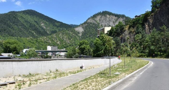 ბორჯომში მდინარე მტკვრის ნაპირსამაგრი კედლის რეაბილიტაციის პროცესი დასკვნით ეტაპზეა