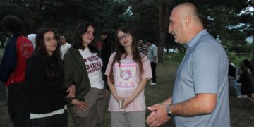 ბორჯომის მუნიციპალიტეტის მერი, ოთარ არბოლიშვილი, ტაბაწყურში ახალგაზრდული ბანაკის მონაწილეებს შეხვდა
