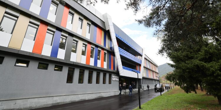 ბორჯომის ახლად აშენებულ პროფესიულ კოლეჯს პრემიერი და განათლებს მინისტრი სტუმრობდნენ