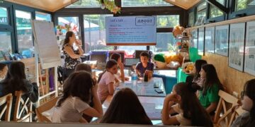 “ამ კლუბმა, ინგლისურთან ერთად, მეგობრობა გვასწავლა” — ახალდაბის მულტიფუნქციური ცენტრის ინგლისურის კლუბის წევრებს სერტიფიკატები გადაეცათ