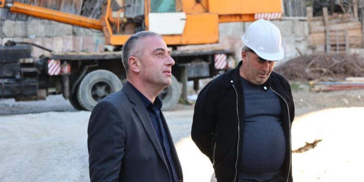 ბორჯომის მუნიციპალიტეტის მერი მამუკა გელაშვილი სასპორტო სკოლის და ბიბლიოთეკის შენობის რეკონსტრუქცია\რეაბილიტაციის პროცესს ადგილზე გაეცნო
