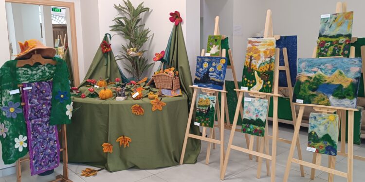 ბორჯომში ახალდაბელი ახალგაზრდების თექის ნამუშევრების გამოფენა და მასტერკლასი გაიმართა