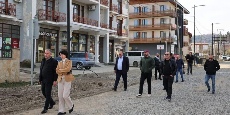 ბორჯომის მუნიციპალიტეტის მერმა, მამუკა გელაშვილმა, დაბა ბაკურიანში მიმდინარე ინფრასტრუქტურული პროექტები დაათვალიერა