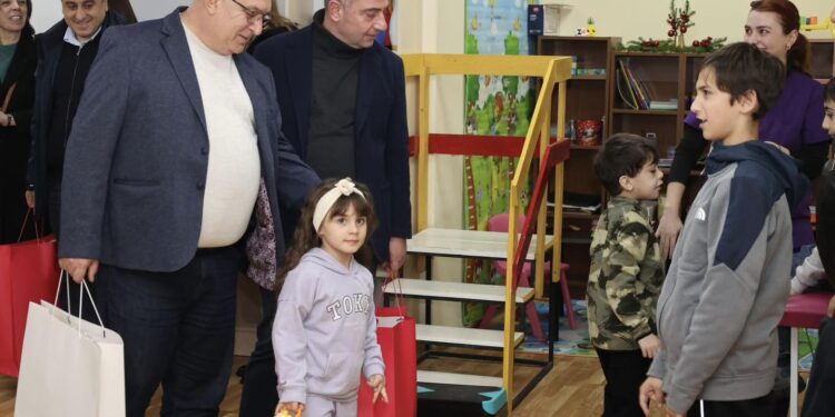 შშმ პირთა უფლებების დაცვის საერთაშორისო დღესთან დაკავშირებით სამცხე-ჯავახეთის სახელმწიფო რწმუნებული და ბორჯომის მერი დღის ცენტრებს სტუმრობდნენ