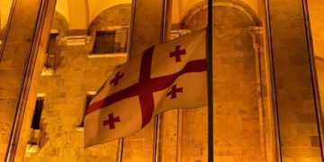 აგვისტოს ომში დაღუპულთა ხსოვნის პატივსაცემად პარლამენტის სასახლეზე სახელმწიფო დროშა დაეშვა