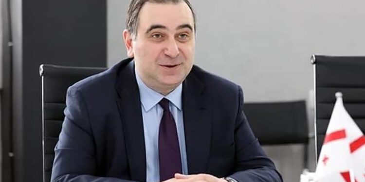 მიხეილ ჩხენკელი სასკოლო საზოგადოებას სასწავლო წლის წარმატებით დასრულებას ულოცავს