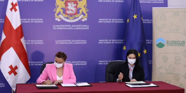 სკოლებში საერთაშორისო პროგრამის „ეკოსკოლების“ დანერგვის მიზნით განათლებისა და მეცნიერების სამინისტრომ მემორანდუმი გააფორმა