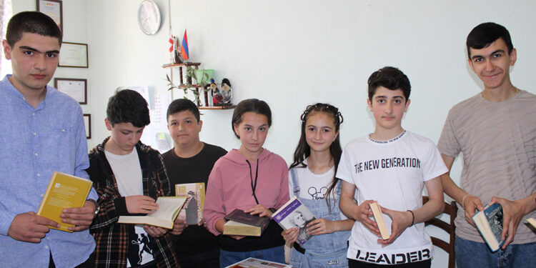 ახალციხის მუნიციპალიტეტის სკოლებმა მაჟორიტარი დეპუტატისგან წიგნები საჩუქრად მიიღეს