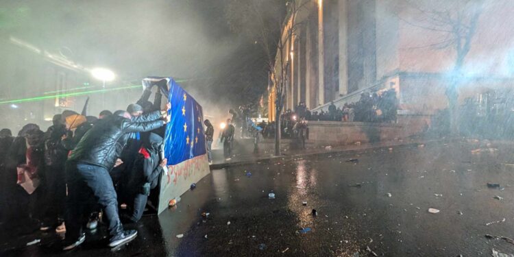 საქართველოს მთავრობის მიერ ევროკავშირთან ურთიერთობების შეჩერების გადაწყვეტილებას ხალხის პროტესტი მოჰყვა