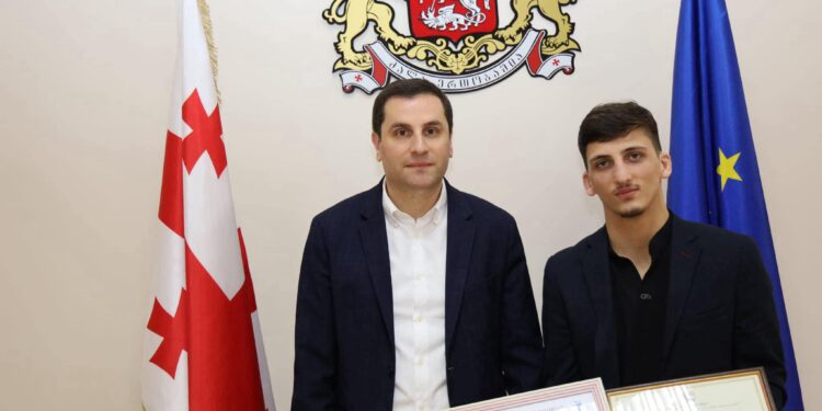 23-წლამდელთა ევროპის ჩემპიონს, დიმიტრი ხაჩიძეს, რწმუნებულის ადმინისტრაციაში შეხვედრა მოუწყვეს და ფულადი ჯილდო გადასცეს