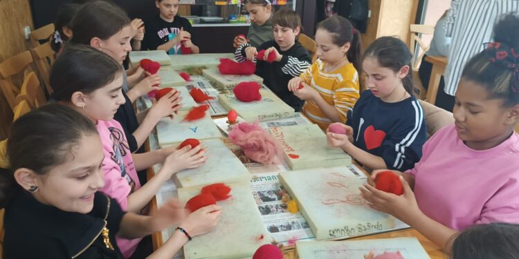 ბორჯომის მერიის დაფინანსებით ახალდაბის მედიაკაფე „ლუტრეზი“-ში ინგლისურისა და ხელოვნების კლუბები კვლავ აგრძელებს საქმიანობას