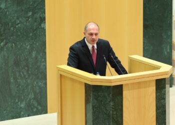 გივი მიქანაძე: სასკოლო ფორმა ხელს უწყობს  სასკოლო კულტურის ჩამოყალიბებას, აძლიერებს მოსწავლის კუთვნილების განცდას საკუთარი სკოლის მიმართ, აყალიბებს მოწესრიგებულ აკადემიურ გარემოს, ამცირებს როგორც სოციალურ განსხვავებებს, ისე მშობლებისთვის ყოველდღიურ ხარჯებს
