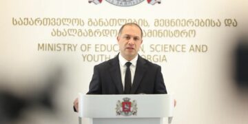 გივიმიქანაძე: ,,ვრცელდება ინფორმაცია, თითქოს საჭიროა მაღალი აკადემიური მოსწრება, რომ სტუდენტმა სახელმწიფოს მხრიდან 100%-იანიდაფინანსებამიიღოს — ეს არ შეესაბამება სიმართლეს, პირველი ორი სემესტრი სტუდენტი არაფერს უხდისუნივერსიტეტს, ამ პერიოდში მან თითოეულ საგანში უნდა მიიღოს 51 ქულა, ანუ მინიმალური ზღვარი გადალახოს და მიიღო სკრედიტი, არ აქვს მნიშვნელობა, მაღალი ქულებით მოიპოვებს თუ დაბალი ქულებით”