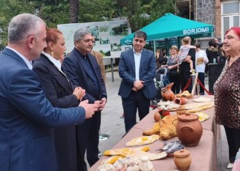 ბორჯომობის დღესასწაულზე ახალდაბელმა ახალგაზრდებმა სტუმრებს თექისგან შექმნილი ქართული ტრადიციული სუფრით უმასპინძლეს