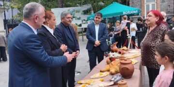 ბორჯომობის დღესასწაულზე ახალდაბელმა ახალგაზრდებმა სტუმრებს თექისგან შექმნილი ქართული ტრადიციული სუფრით უმასპინძლეს