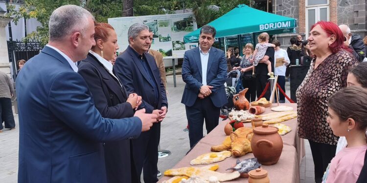 ბორჯომობის დღესასწაულზე ახალდაბელმა ახალგაზრდებმა სტუმრებს თექისგან შექმნილი  ქართული ტრადიციული სუფრით უმასპინძლეს
